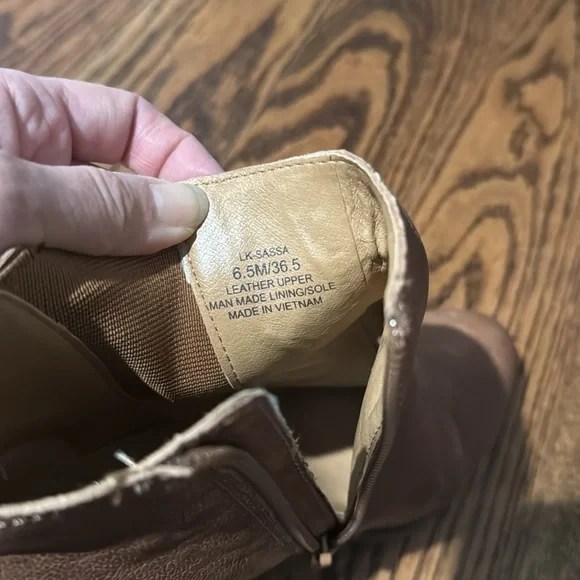 Lucky boots size 6.5 tannish color - Picture 5 of 5